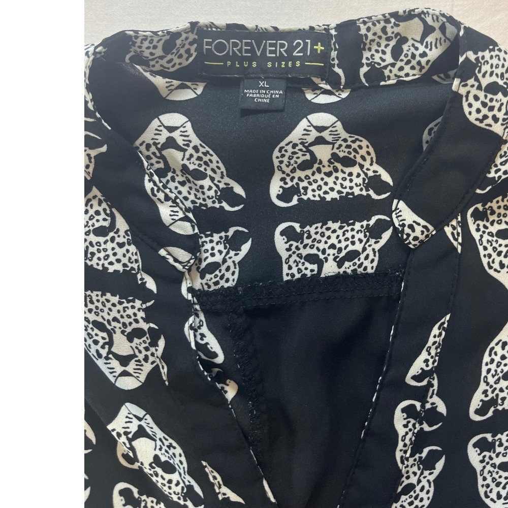 Forever 21 Plus XL Black White Leopard Face Print Tie Front Button Down Blouse - Picture 5 of 7